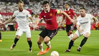 Pemain Manchester United, Harry Maguire, berusaha mengejar bola saat melawan Sevilla pada leg kedua perempat final di Ramon Sanchez Pizjuan, Jumat (21/4/2023). (AP Photo/Jose Breton)
