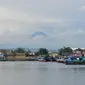 Gunung Slamet, Banyumas dilihat dari pesisir Cilacap. Hari tanpa bayangan akan terjadi di Banyumas dan Cilacap dan 12 dan 13 Oktober 2019(Foto: Liputan6.com/Muhamad Ridlo)