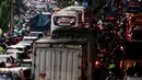 Kendaraan terjebak kemacetan di Jalan Jenderal Ahmad Yani, Jakarta, Selasa (2/4). Hujan deras yang mengguyur Jakarta menyebabkan sejumlah jalan tergenang banjir hingga mengakibatkan kemacetan. (Liputan6.com/JohanTallo)