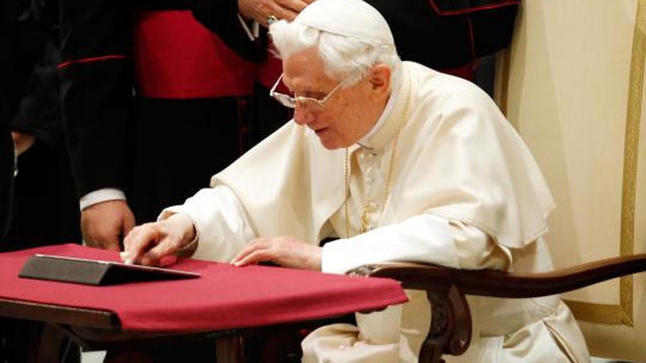 Paus Benediktus XVI main iPad