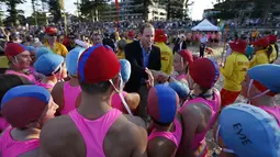 Pangeran William  dikelilingi para penjaga pantai junior saat berkunjung ke Pantai Utara Sydney, Jumat (18/04/2014) (AFP Photo/Jason Reed).