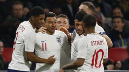 Para pemain Inggris merayakan gol yang dicetak Jesse Lingard pada laga uji coba di Amsterdam Arena, Amsterdam, (23/3/2017). Inggris menang 1-0. (AP/Peter Dejong)