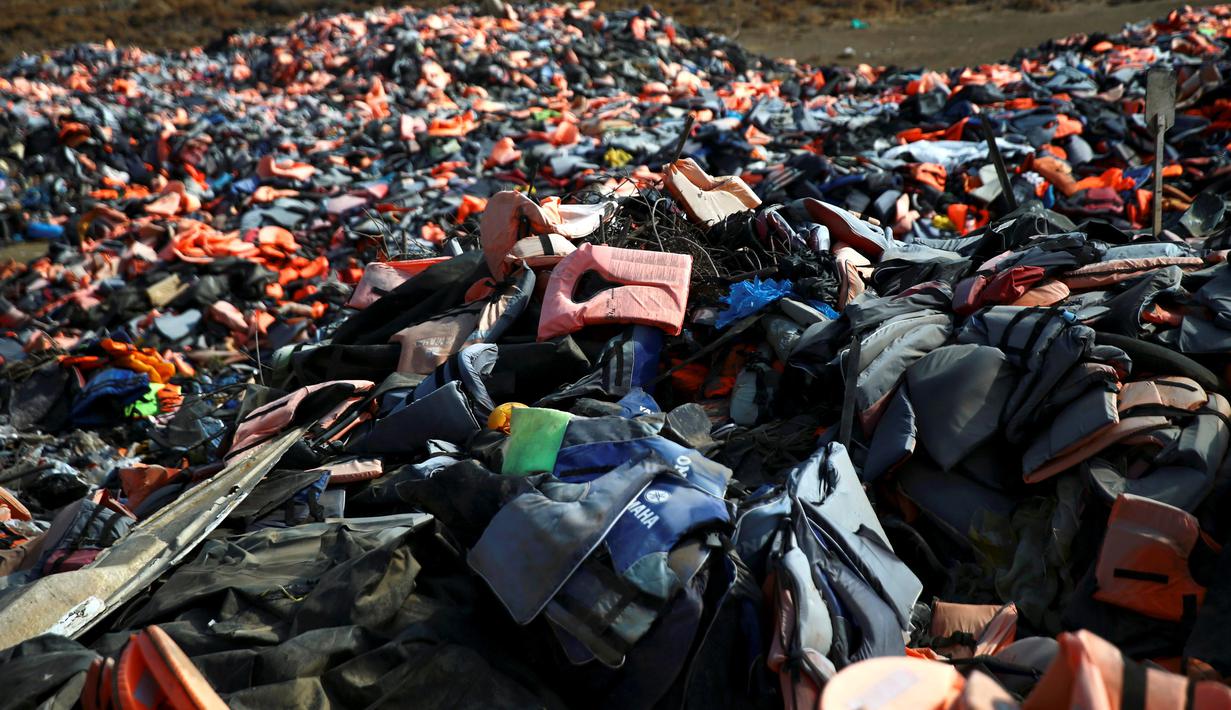 Tumpukan sampah jaket pelampung yang digunakan oleh para imigran dan pencari suaka di tempat pembuangan sampah di Mithymna, pulau Lesbos, Rabu (5/10). Para imigran mendarat di Yunani untuk mencari kehidupan baru di Eropa. (REUTERS/Alkis Konstantinidis)