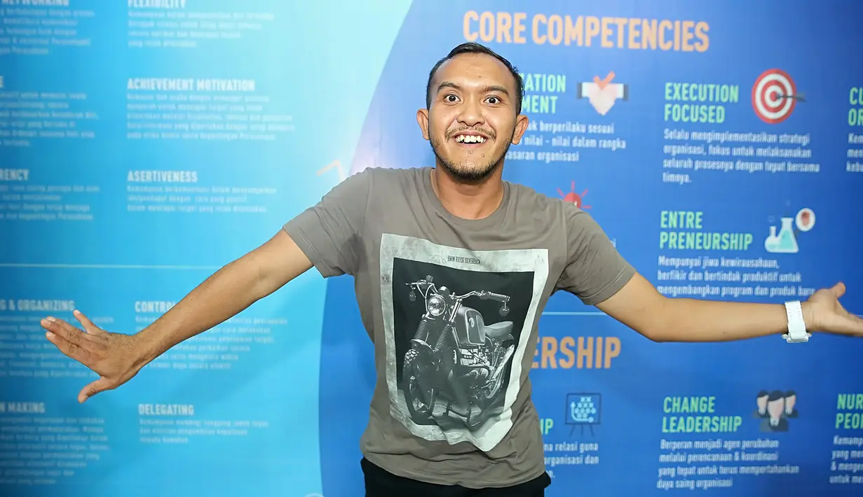 "Paling saya tersisih. Hahaha. Saya yakin rejeki dari Allah. Saya pun senang bareng-bareng teman-teman yang baru," kata Caisar, di kawasan Epicentrum, Kuningan, Jakarta Selatan, Selasa (21/11/2017). (Bambang E.Ros/Bintang.com)