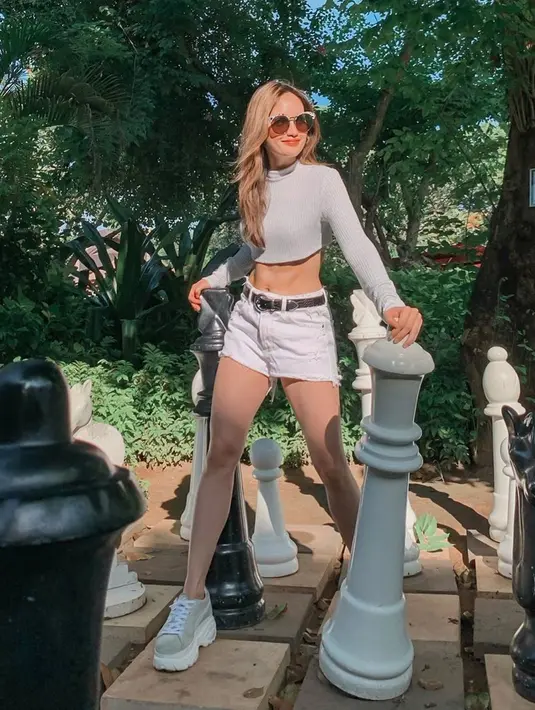 Meski begitu, Cinta mengungkap satu hal yang sebenarnya ingin diubahnya. Yakni ia merasa seharusnya saat tinggal di Hollywood selama delapan tahun itu lebih sering ke Jakarta untuk dekat bersama keluarganya. (Instagram/claurakiehl)