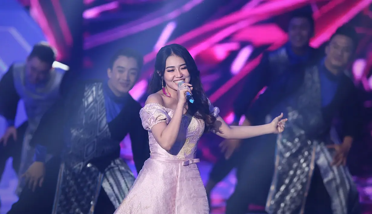 Bagi penyanyi yang mengawali kariernya sejak usia 15 tahun ini, menganggap penghargaan ini menjadikan sedikit beban. Pelantun secawan madu itu juga berharap penghargaan ini bisa meningkatkan kualitasnya di dunia musik dangdut. (Bambang E. Ros/Bintang.com)