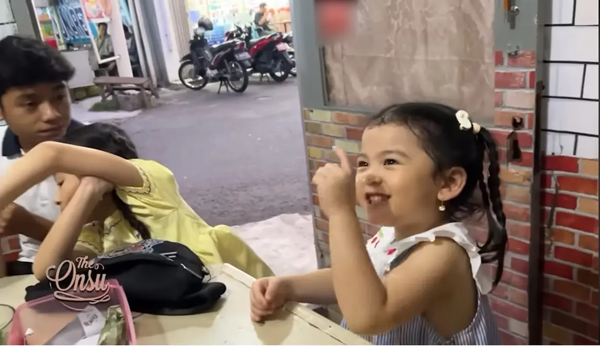 Putri kedua Ruben dan Sarwendah itu tampak begitu senang. Bahkan, menurut Thania gorengan di warkop enak-enak. [Youtube/The Onsu Family]