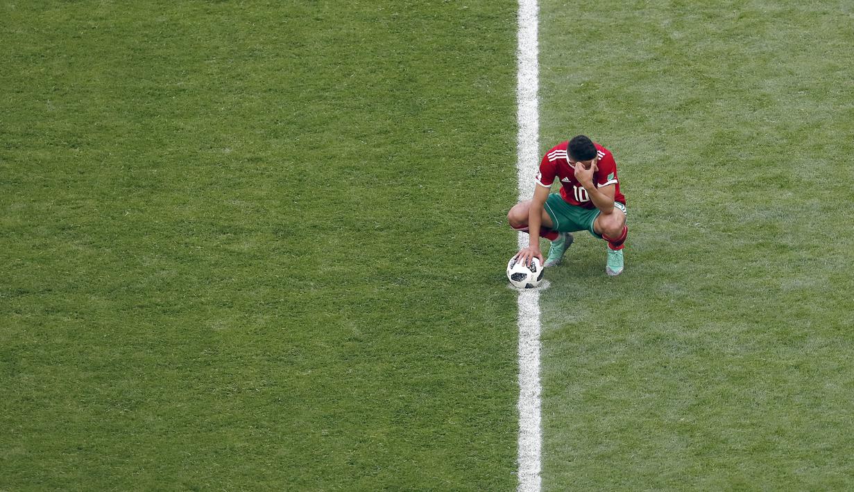 Pemain Maroko, Younes Belhanda tertunduk saat timnya kebobolan pada menit akhir lewat gol bunuh diri Aziz Bouhaddouz pada laga laga grup B Piala Dunia 2018  di St. Petersburg Stadium, Rusia, (15/6/2018). Iran menang 1-0.  (AP/Darko Vojinovic)