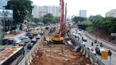 Alat berat yang digunakan untuk pengerjaan long span proyek Light Rail Transit (LRT) di depan BNN, Cawang, Jakarta, Selasa (23/5). Pengerjaan LRT Cawang-Dukuh Atas mulai memasuki tahap pengerjaan Long Span pada minggu ini. (Liputan6.com/Yoppy Renato)