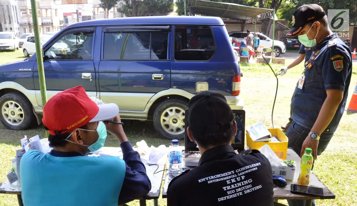 Sebuah mobil saat mengikuti uji emisi gratis di Lapangan Gris Semarang, Selasa(23/4). Dinas Lingkungan Hidup  Perhubungan Kota Semarang  mengadakan uji emisi gratis untuk mendukung program biru langitku di wilayah Kota Semarang. (Liputan6.com/Gholib)