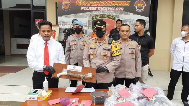 Kapolres Tasikmalaya AKBP Suhardi Heri Haryanto menunjukan barang bukti dalam rilis kasus yang digelar di Mapolres Tasikmalaya. (Liputan6.com/Jayadi Supriadin)