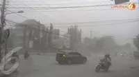 Usai Salat Jumat, Abu Gunung Kelud Sampai ke Bandung