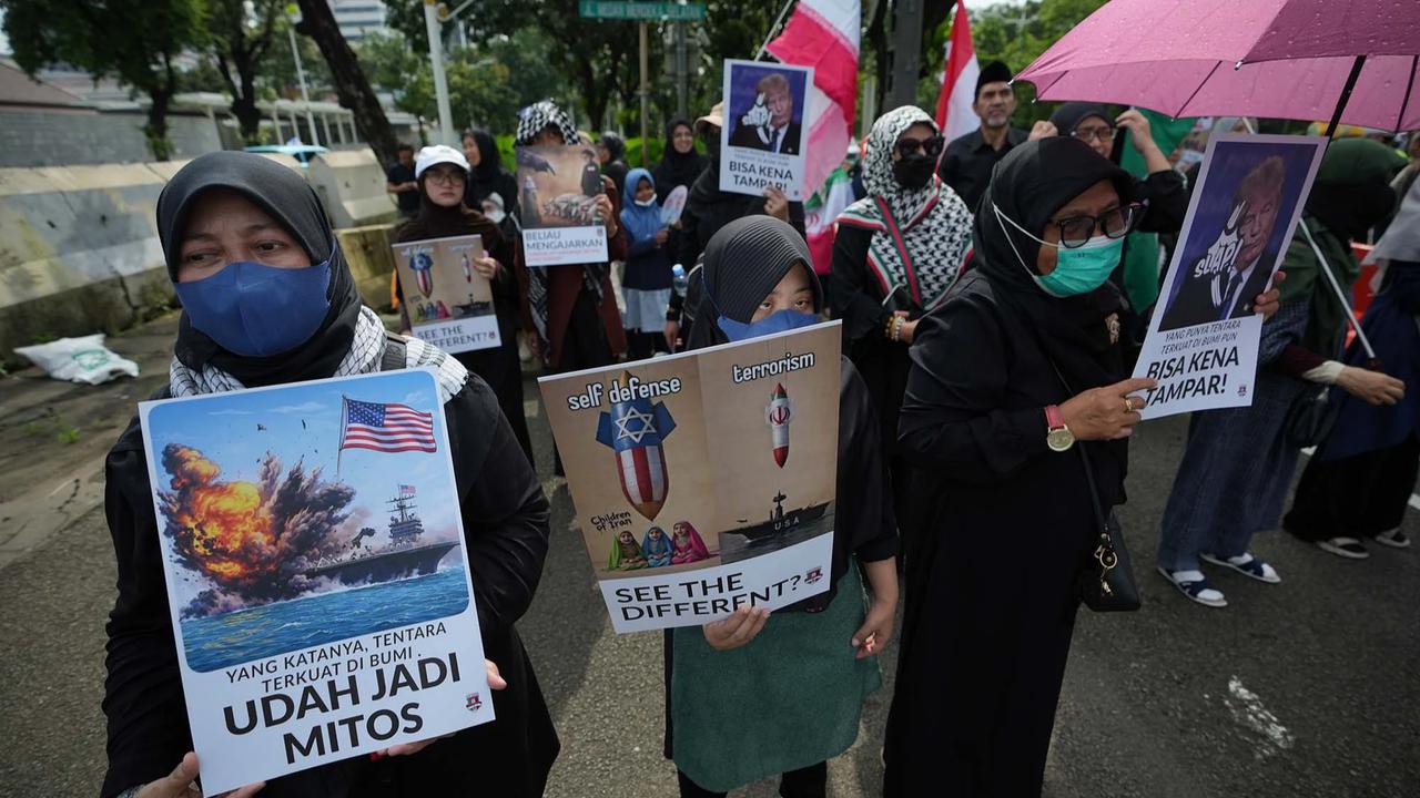 FOTO: Massa Aksi di Kedubes Amerika Serikat Mengecam Serangan ke Iran