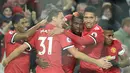 Gelandang Manchester United Paul Pogba bersama rekan setimnya merayakan gol ke gawang Newcastle United pada laga lanjutan Premier League pekan ke-12 di Old Trafford, Minggu (19/11). MU menang telak 4-1 atas Newcastle. (Oli SCARFF / AFP)