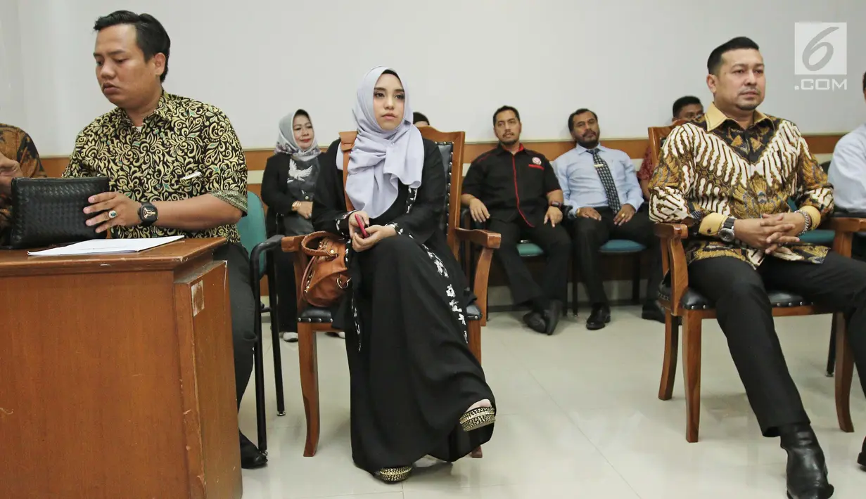 Putri pengacara Sunan Kalijaga, Salmafina saat berada didalam ruang sidang cerai di Pengadilan Jakarta Barat, Rabu (24/01). Dalam sidang cerai tersebut, Taqy Malik tidak dapat hadir karena masih di Mesir. (Liputan6.com/Herman Zakharia)