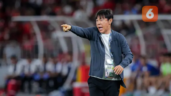 <p>Pelatih Timnas Indonesia, Shin Tae-yong memberikan arahan kepada anak asuhnya saat melawan Vietnam dalam laga Grup F Kualifikasi Piala Dunia 2026 zona Asia di Stadion Utama Gelora Bung Karno (SUGBK) Senayan, Jakarta, Kamis (21/3/2024). (Bola.com/Bagaskara Lazuardi)</p>