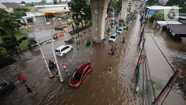 Diguyur Hujan Sejak Pagi, Jalan Ciledug Raya Tergenang Air hingga 50 Sentimeter