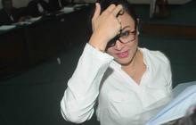  Angie dan kemeja putih