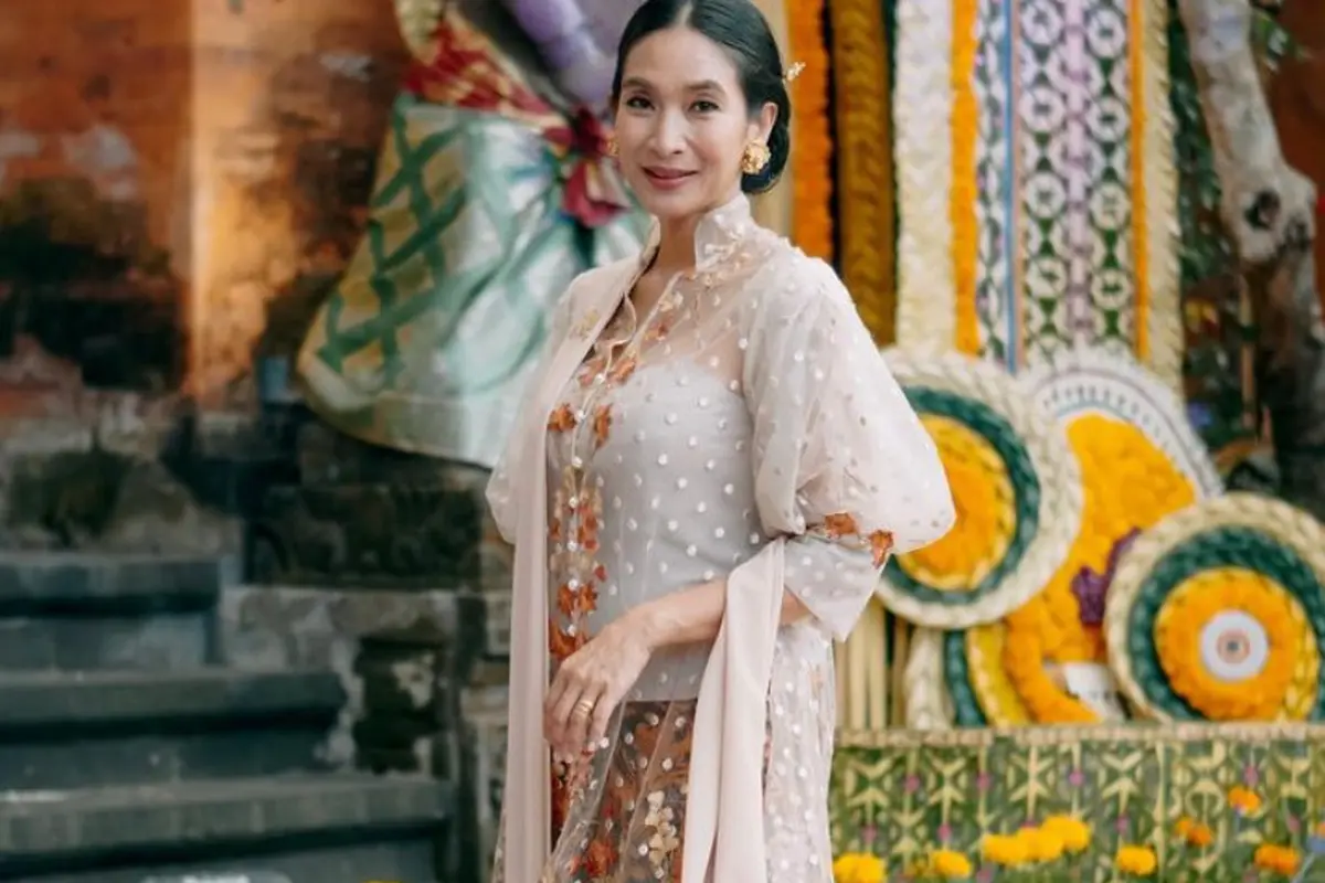 Artis Indonesia yang Senang Pakai Kebaya