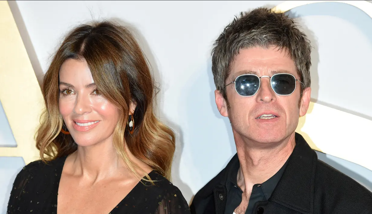 Musisi Inggris Noel Gallagher (kanan) dan istrinya Sara MacDonald berpose di karpet merah saat tiba untuk pemutaran perdana film Inggris "A Star is Born" di pusat Kota London, Inggris, 27 September 2018. Noel Gallagher dan Sara MacDonald memutuskan bercerai setelah menjalin ikatan cinta selama dua dekade lebih. (Anthony HARVEY/AFP)