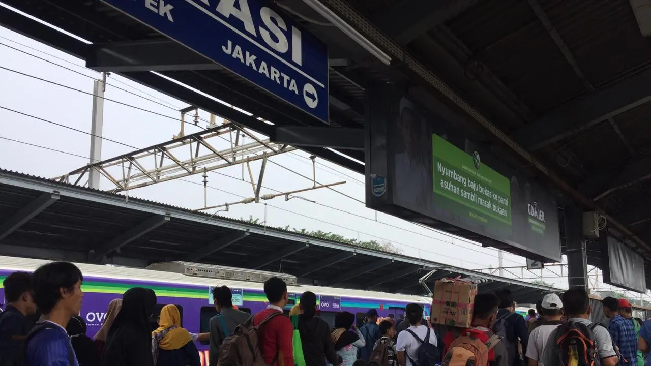 Pemudik yang berangkat dari Stasiun Bekasi menuju ke sejumlah wilayah di Pulau Jawa. (Liputan6.com/Lizsa Egeham)