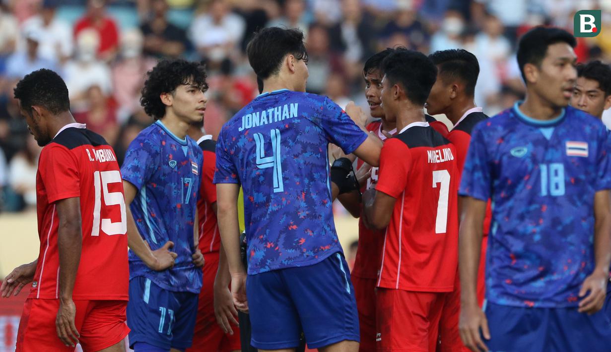Berikutnya Khemdee kedapatan adu mulut dengan kapten Timnas U-23, Fachruddin Aryanto usai Ricky Kambuaya melakukan pelanggaran. (Bola.com/Ikhwan Yanuar)