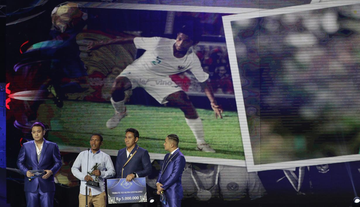 Erwin Lestaluhu orangtua dari Alfin Lestaluhu menerima penghargaan pada Indonesian Soccer Awards 2019 di Emtek City, Jumat (10/1/2020). Timnas Indonesia U-16 memensiunkan nomor punggung dua yang sebelumnya dipakai oleh Alfin Lestaluhu. (Bola.com/M Iqbal Ichsan)