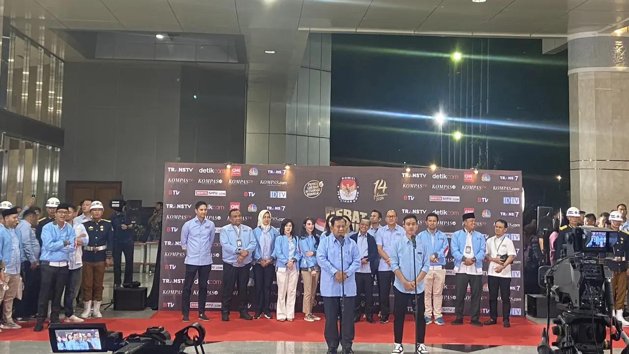 Capres-cawapres nomor urut dua Prabowo Subianto dan Gibran Rakabuming Raka usai menyaksikan debat secara langsung di Jakarta Convention Center (JCC), Jakarta Pusat, Jumat malam (22/12/2023). (Liputan6.com/Muhammad Radityo Priyasmoro)