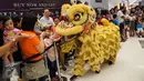 Pengunjung memberikan angpao kepada barongsai usai melakukan atraksi di Lippo Mall Puri, Jakarta Barat, (21/01). (Liputan6.com/Fery Pradolo)