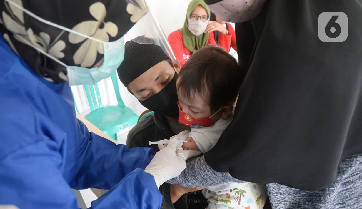 Perawat dibantu kader Posyandu menyuntikan vaksin campak, vaksin pentabio berisi vaksin DPT, Hepatitis B dan Haemophilus Influenzae dan Imunisasi Polio terhadap anak di RW 09, Kelurahan Pondok Benda, Tangerang Selatan, Senin (14/12/2020). (merdeka.com/Dwi Narwoko)