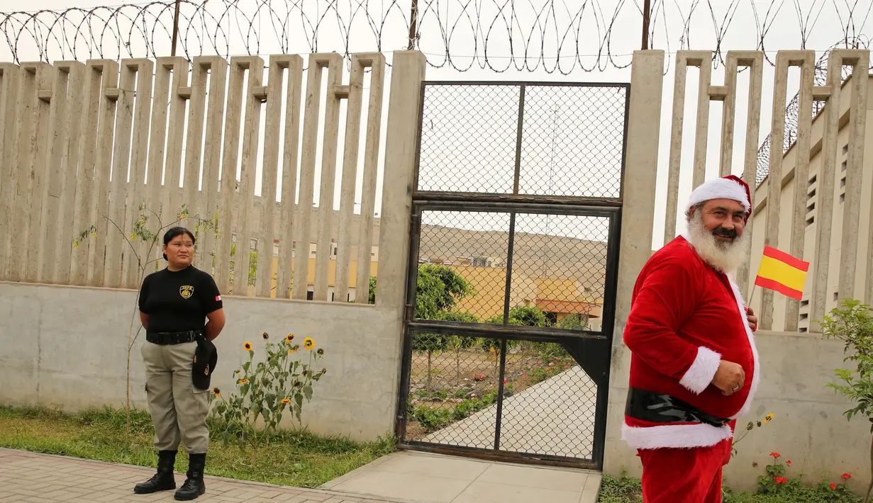 Jose Luis Pereira tahanan asal Extremadura, Spanyol menggenakan kostum santa saat merayakan perayaan Hari Natal di Penjara Ancon, Callao, Peru, Kamis (22/12). (REUTERS/Mariana Bazo)