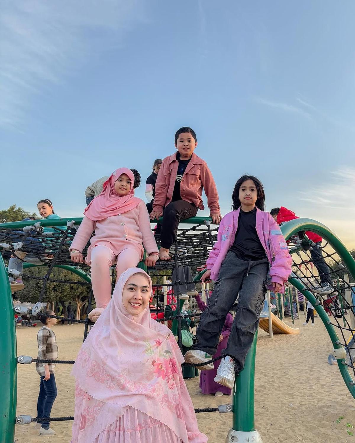 Potret Oki Setiana Dewi Ajak Anak-Anak Main di Taman Kota Kairo, Kompak Pakai Baju Pink