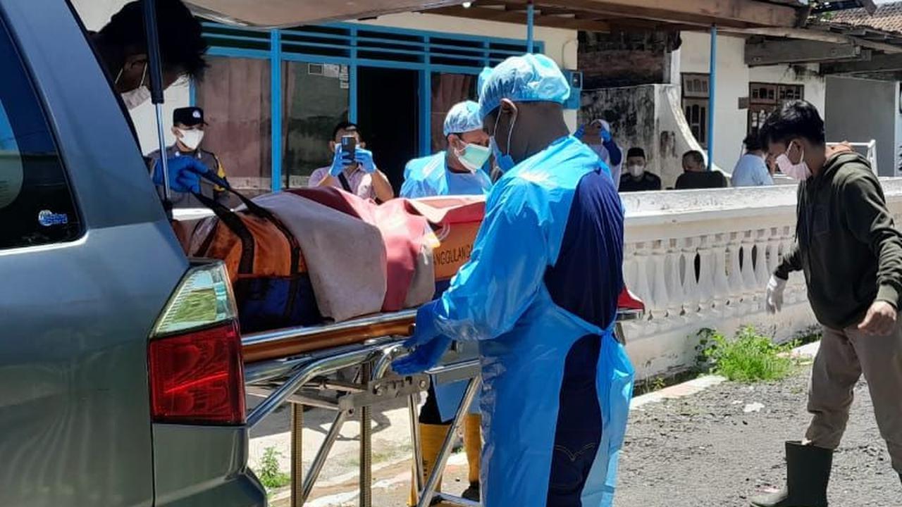 Warga kemudian mendatangi rumah itu pada Minggu (24/3). Jasad sudah mengeluarkan bau, sementara si anak dalam kondisi kelaparan.