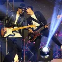 Seluruh personel dan tim Seventeen yang meninggal dunia pasca tsunami Anyer. (instagram/baniseventeen)