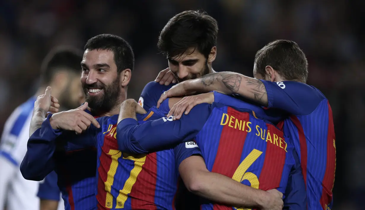 Para pemain Barcelona merayakan gol Paco Alcacer saat melawan Hercules pada laga Copa del Rey di Camp Nou, Barcelona,  (21/12/2016). Barcelona menang 7-0.  (AP/Manu Fernandez)