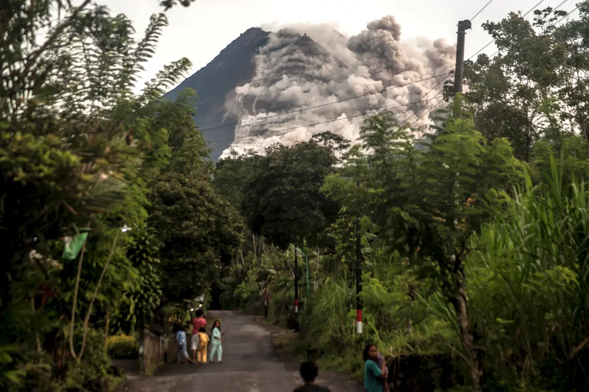 Gunung Merapi Luncurkan Awan Panas  Sejauh 1200 Meter