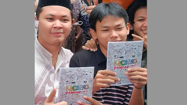Sejumlah anak dan remaja mendapatkan buku tulis yang diberikan Ketua Umum PSI Kaesang Pangarep di kawasan Cempaka Putih, Jakarta Pusat. (Istimewa)