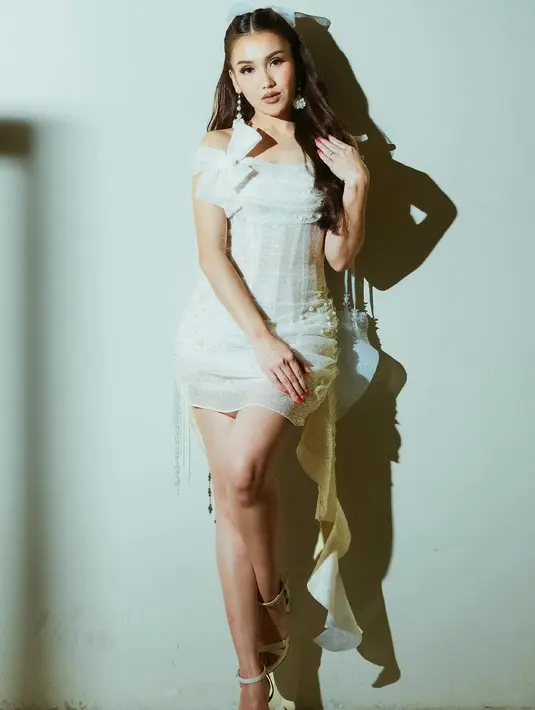 Sematan pita juga diaplikasikan pada rambut yang ditata dengan half curly ponytail [@ayutingting92]