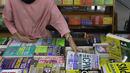 Pengunjung membaca buku panduan lolos tes CPNS di Pasar Kenari, Jakarta, Kamis (28/11/2019). Buku panduan lolos tes yang dijual mulai dari Rp 88.000 hingga Rp 195.000 per eksemplar menjadi barang yang paling dicari dan diminati jelang pelaksanaan tes CPNS. (Liputan6.com/Herman Zakharia)