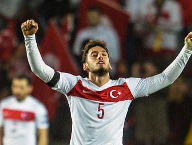 Gelandang serang Turki, Hakan Calhanoglu dikabarkan menjadi incaran dari Manchester United dan Arsenal pada bursa transfer musim dingin mendatang. (EPA/Filip Singer)