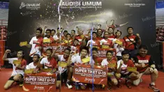 Peserta yang lolos dalam Audisi Umum Beasiswa Bulutangkis PB Djarum di GOR Sritex, Solo, Senin (11/4/2016). Peserta yang lolos ini akan mengikuti final audisi umum yang akan berlangsung di Kudus pada September 2016 nanti. (Bola.com/Arief Bagus)