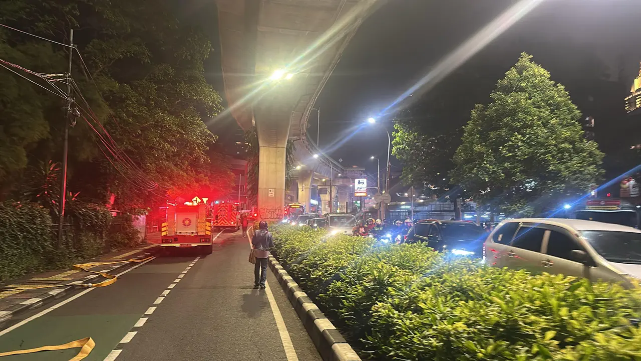 Suasana di sekitar Taman Puring, di mana masih terlihat petugas damkar berjibaku memadam kebakaran.