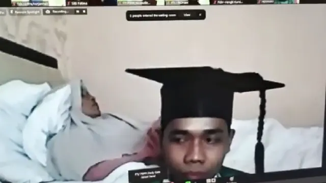 wisuda online ditemani ibu yang sakit