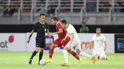 Pemain Timnas Indonesia, Adam Alis (dua kiri), mengontrol  bola dibayangi pemain Timnas Turkmenistan dalam pertandingan FIFA Matchday di Stadion Gelora Bung Tomo (GBT), Surabaya, Jumat (8/9/2023). (Dok. PSSI)