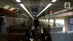 Penumpang Kereta Api Luar Biasa (KLB) di Stasiun Gambir, Jakarta, Selasa (12/5/2020). PT KAI mengoperasikan tiga rute dengan enam perjalanan kereta setiap harinya untuk penumpang yang dikecualikan sesuai aturan pemerintah dengan penerapan protokol pencegahan Covid-19. (merdeka.com/Imam Buhori)