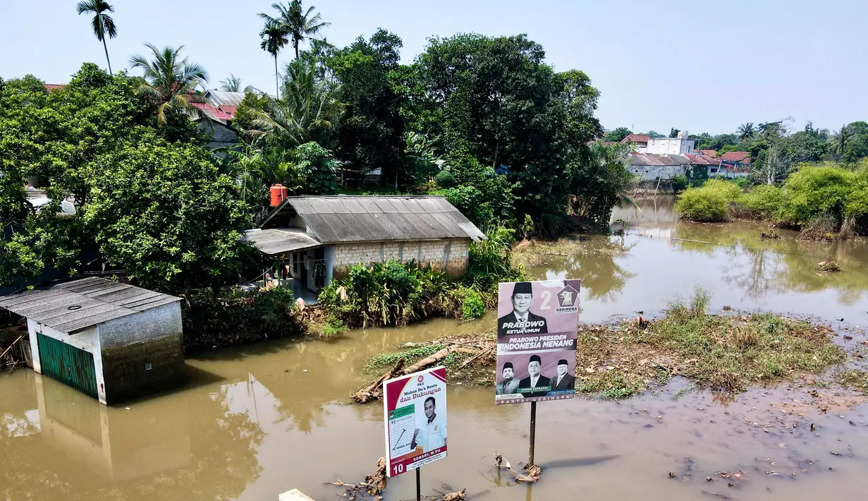 Sejumlah rumah warga terdampak banjir dengan ketinggian air hampir mencapai satu meter. (BAY ISMOYO/AFP)