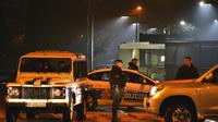 Polisi memblokir area Kedutaan Besar Amerika Serikat di Podgorica, Montenegro, usai serangan terjadi. (AP Photo/Risto Bozovic)