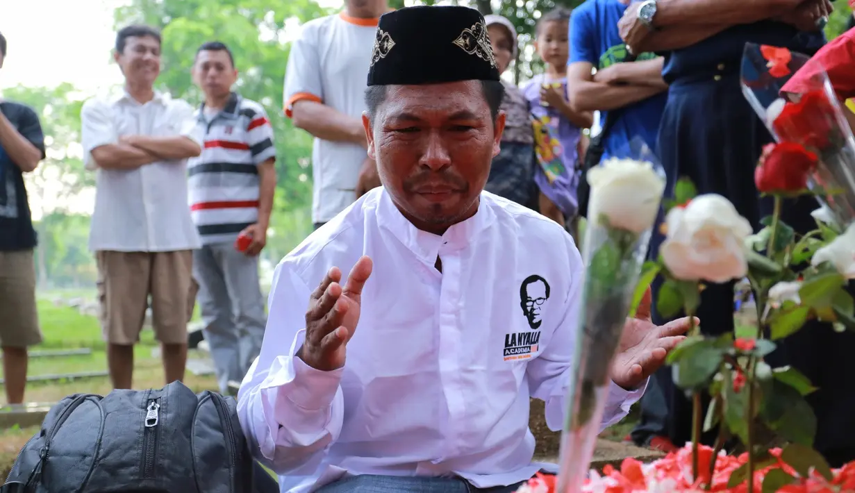 Saat di pemakanan Jupe di TPU Pondok Ranggon, Jakarta Timur, Minggu (11/6), lelaki asal Surabaya itu mengungkapkan penyesalannya. Sebagai bentuk penyesalan, ia juga meminta maaf di atas pusara Jupe. (Adrian Putra/Bintang.com)