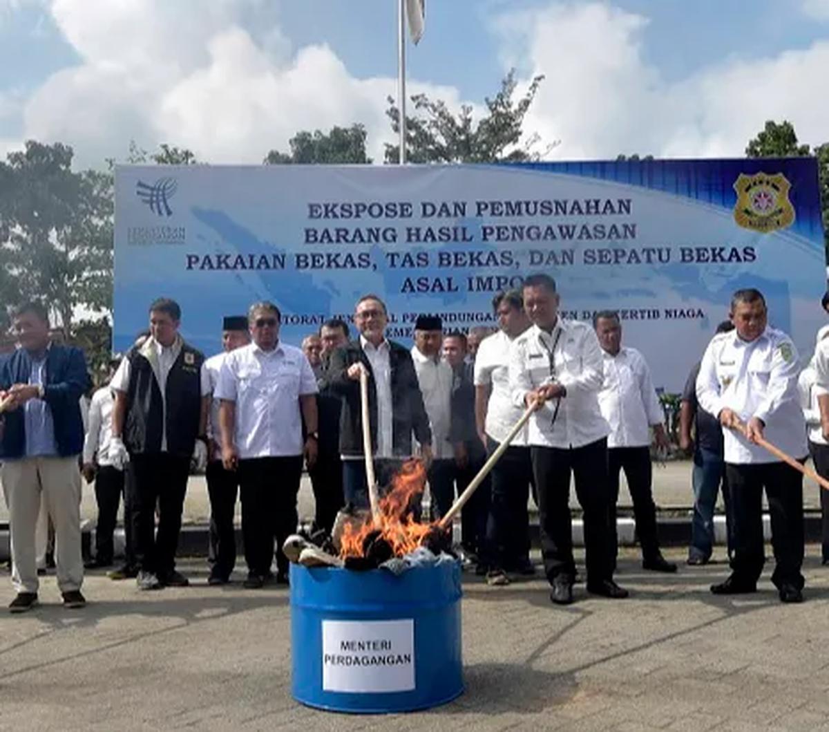 "Ini beda marketnya, justru apalagi di kacau balaukan dengan pengertian thrifting. Jadi pakaian bekas selundupan ini kan masuk ke market pakaian jadi menengah bawah karena ini yang terkumpul. Sementara yang komunitas thrifting ini kan sebenarnya membeli p