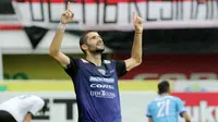 Pemain Arema Crinus, Srdjan Lopicic, merayakan gol yang dicetaknya ke gawang PSS Sleman pada laga Bali Island Cup 2016 di Stadion Kapten I Wayan Dipta, Bali, Minggu (21/2/2016). (Bola.com/Peksi Cahyo)